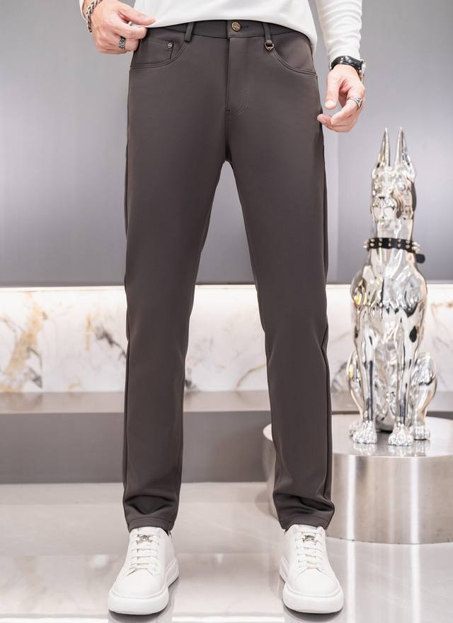 Arman's 2025 New Casual Pants, available simultaneously on the official website.