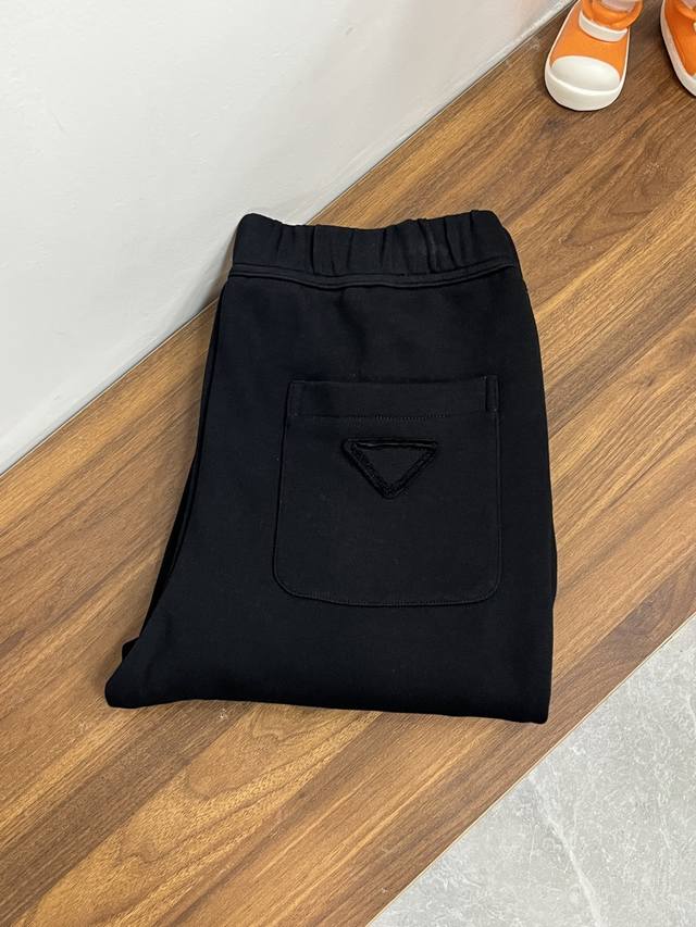 Highly recommend Prada's 2025 Fall/Winter new casual pants! These Prada pants ar