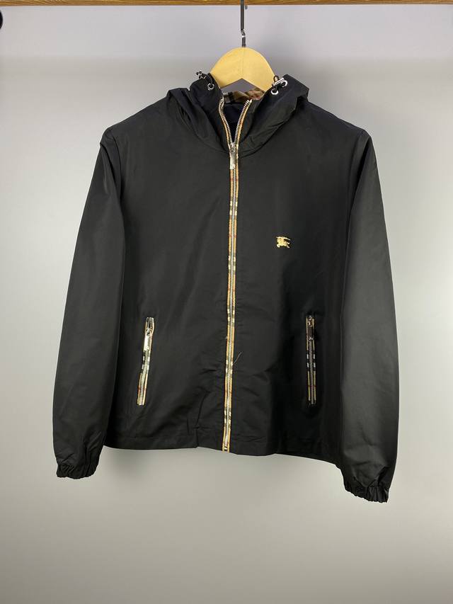 Burberry Autumn New Arrival Jacket! This year's newest item from the boutique, a