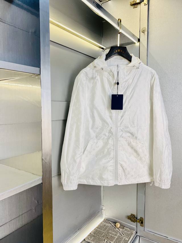 Reversible! Official website original, fits up to 190 lbs. Louis Vuitton 2025 Sp