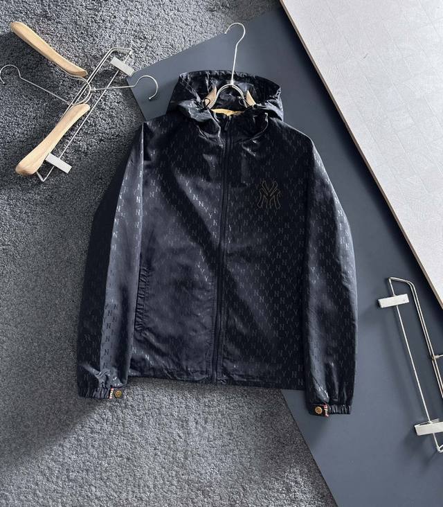 Chaon 2640 Fall/Winter Jacket, a runway new arrival in perfect condition. Comfor