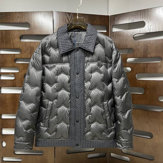 Qiu Prada. 2024 Autumn/Winter New Down Jacket. Available in stores simultaneousl