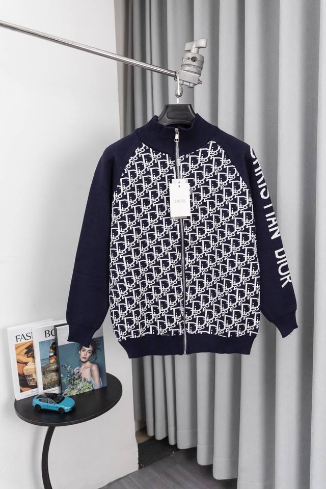 Su Style No. S005 Dior stand-collar knit sweater, continuing the winter theme wi
