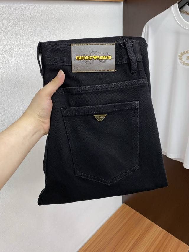 Armani's 2025 Fall/Winter new casual jeans feature a clean and crisp cut, exudin