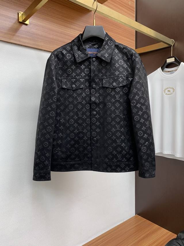 Louis Vuitton's latest lapel jacket, released simultaneously with boutique style
