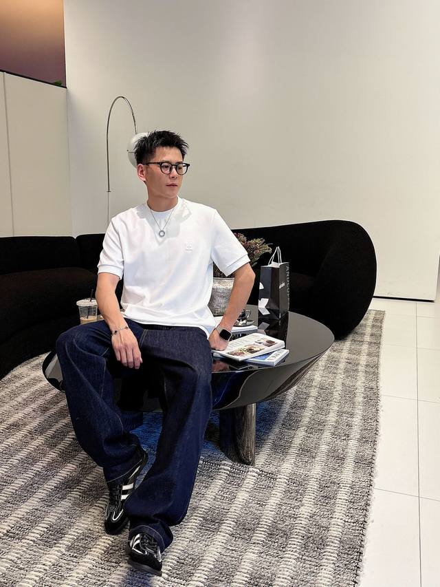 Colors: Black, White, Green 2. Slightly oversized short-sleeved T-shirt 3. Antib