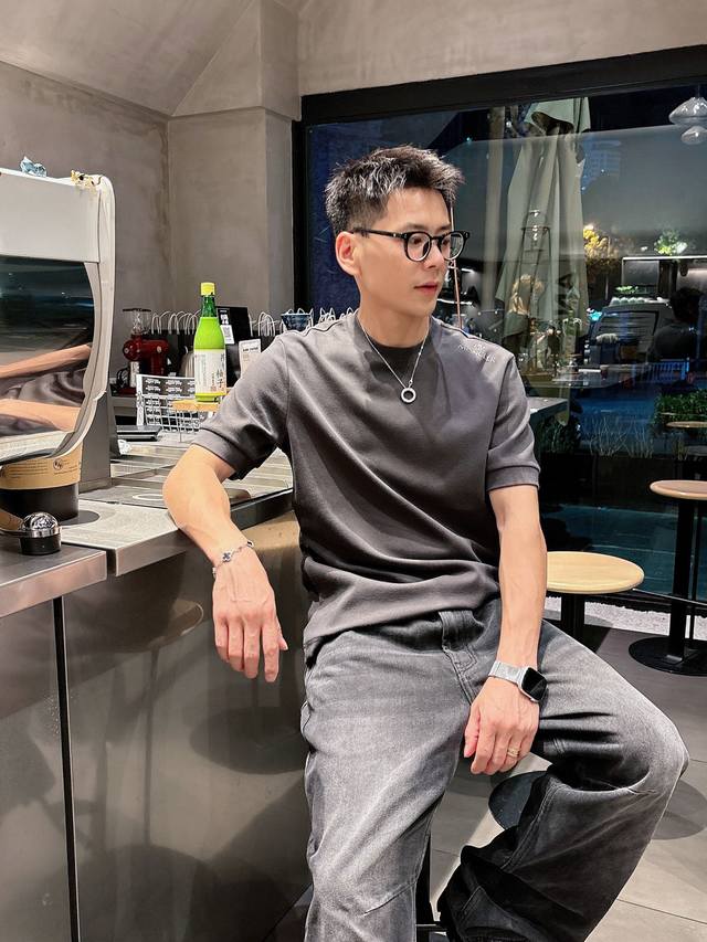 Colors: Black, White, Iron Gray, Navy Blue 2. Regular Short-Sleeve T-Shirt 3. An