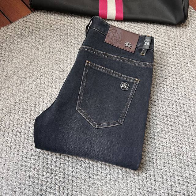 Burberry Autumn/Winter Slim Fit Straight Leg Jeans! Featuring a heavy-duty yeast