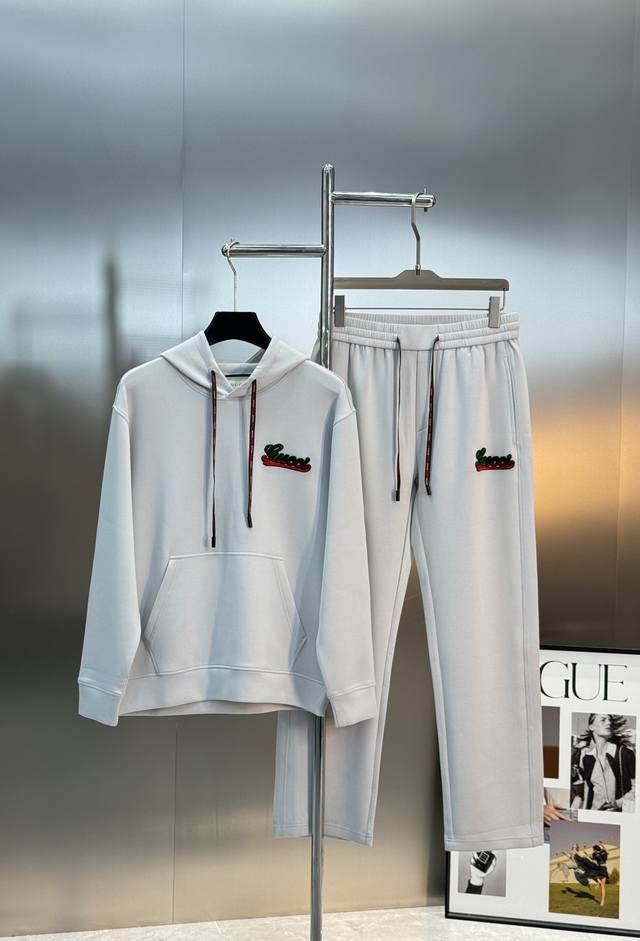 Jacket, Pants 260 Gucci 25S New Hooded Sweatshirt. Sporty and casual, easy to ma