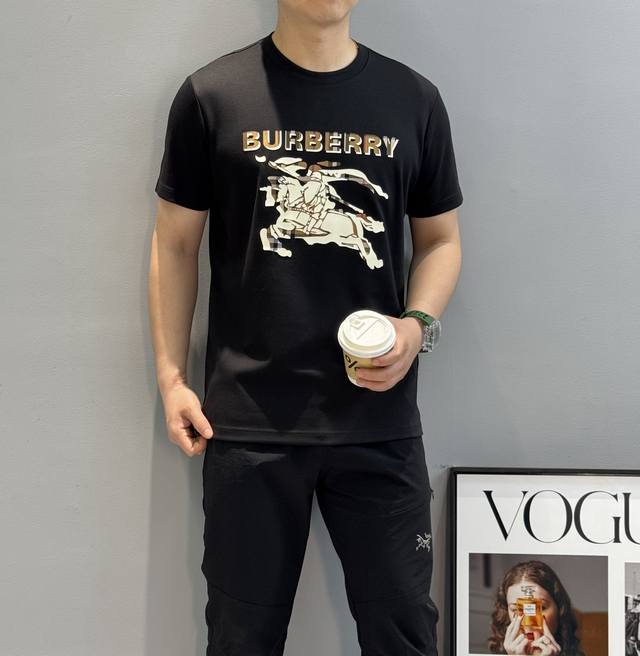 Burberry 25S New War Horse T-Shirt. A refreshed and upgraded versatile basic sty