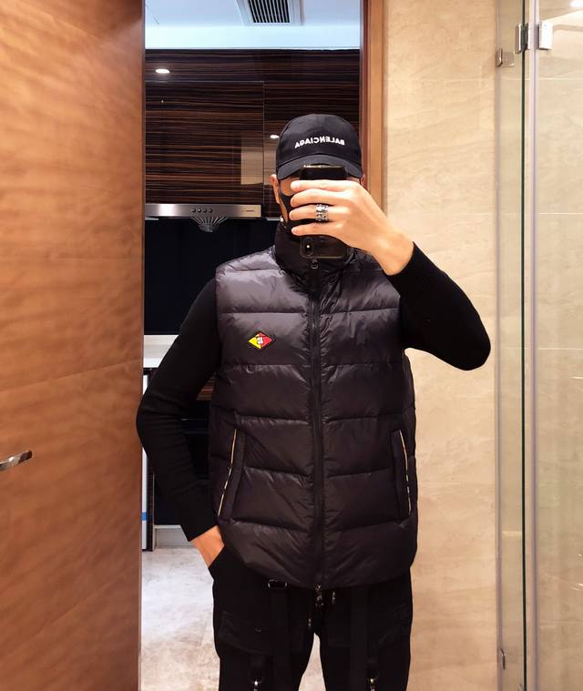 Sdi Exclusive original Burberry down vest, a new runway piece in perfect conditi