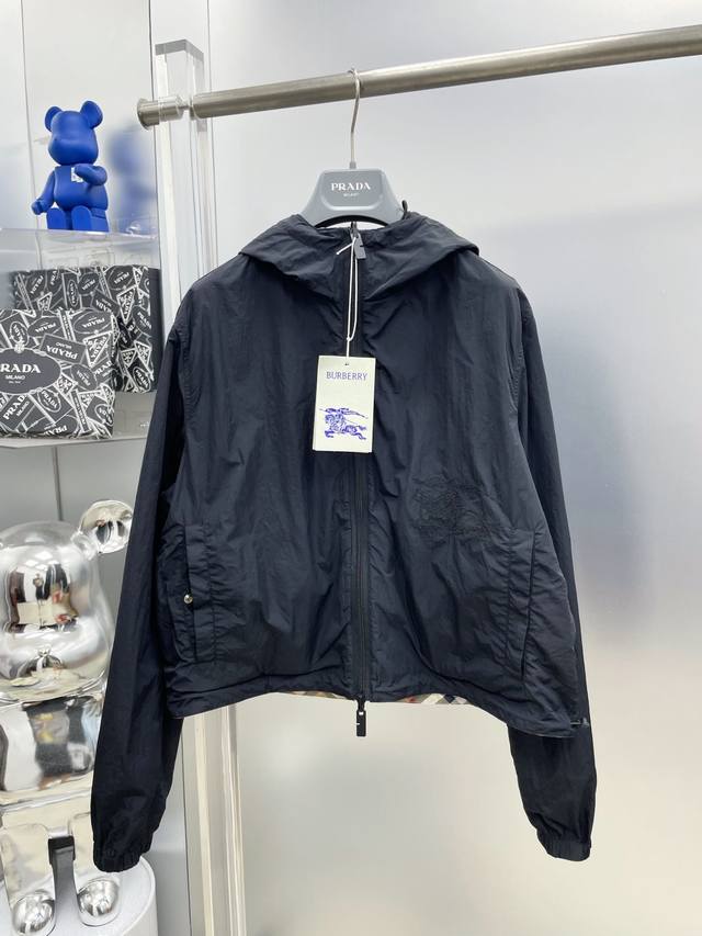 Burberry Women's 25Ss Short Reversible Check Jacket. This reversible check sport