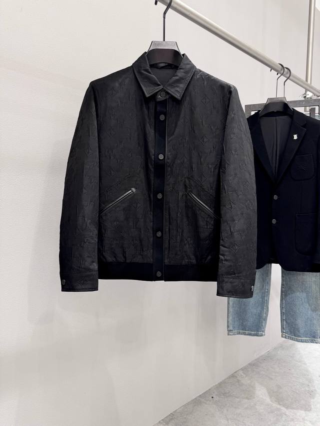 Louis Vuitt*On Louis Vuitton Price: Color: Black Size: M-3XL Description: 2025 A