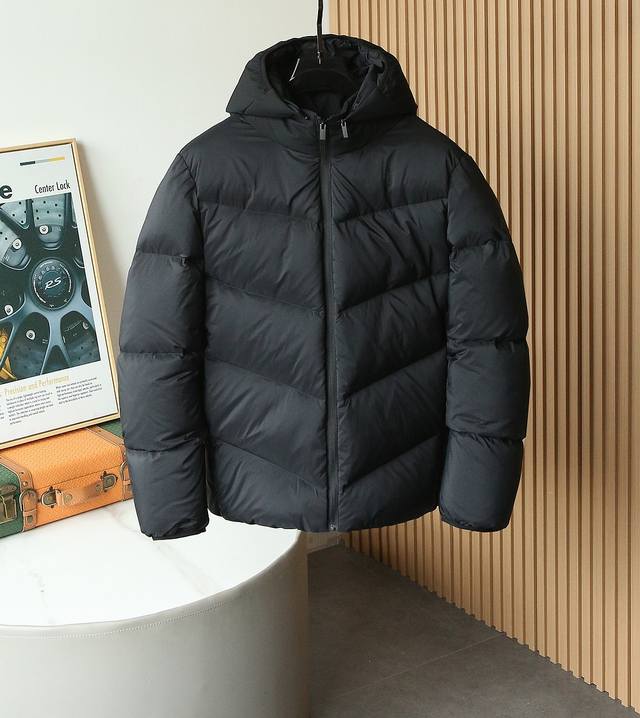 Qian 2025 Autumn/Winter New Burberry Down Jacket. A high-end, stylish down jacke