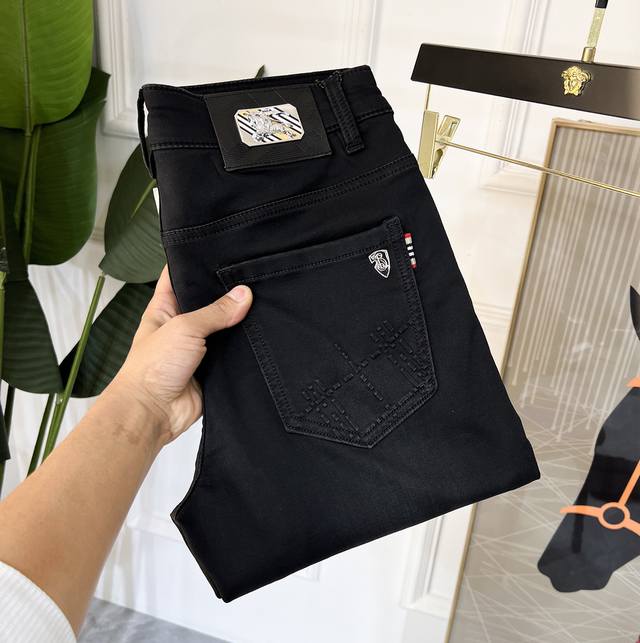 Burberry 2025 Spring/Summer Snake Year New Year Jeans. 1:1 replica of the origin