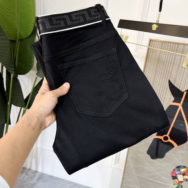 Versace 2025 Spring/Summer Snake Year of the Snake Wide-Leg Jeans. 1:1 replica o