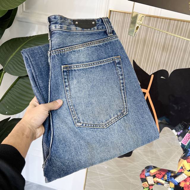 Balenciaga 2025 Spring/Summer Year of the Snake Wide-Leg Jeans. 1:1 replica of t