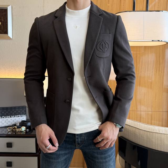 Dior Autumn Collection's hottest casual suit jacket features a stylish and simpl