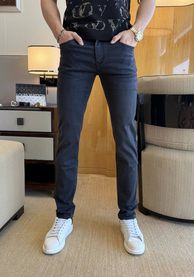 Burberry 2025 Spring/Summer Snake Year New Year Jeans. 1:1 replica of the origin