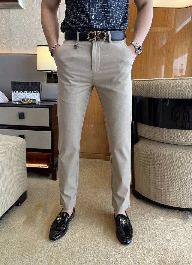 Burberry 2025 Spring/Summer Year of the Snake New Year's Collection Cropped Casu