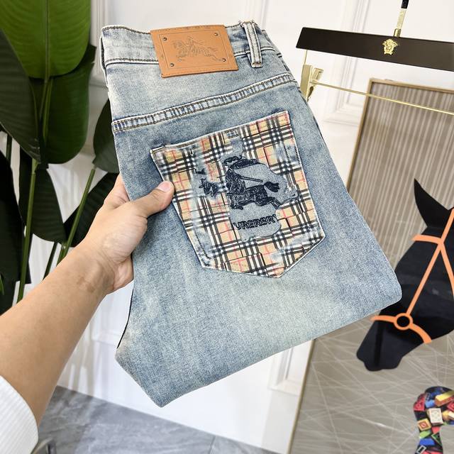 Burberry 2025 Spring/Summer Year of the Snake Wide-Leg Jeans. A 1:1 replica of t