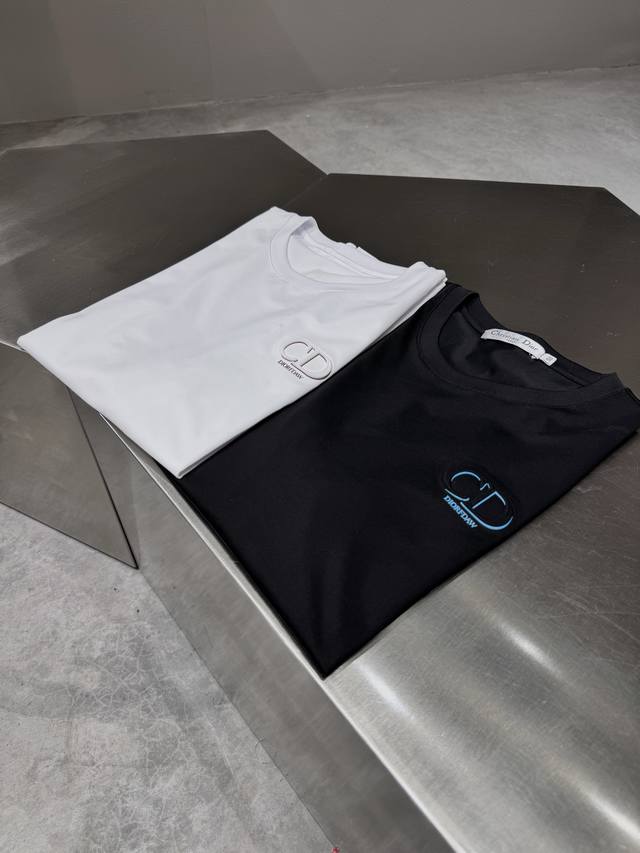 Brand: Di*R Di*Ao (Dior) Price: (Price not specified) Color: Black, White (Color