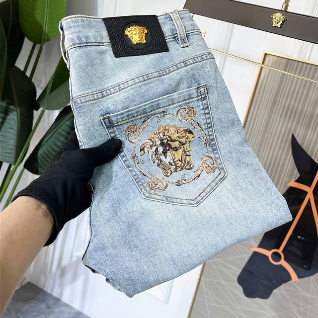 Versace 2025 Spring/Summer Snake Jeans. 1:1 replica of the original design, a pe