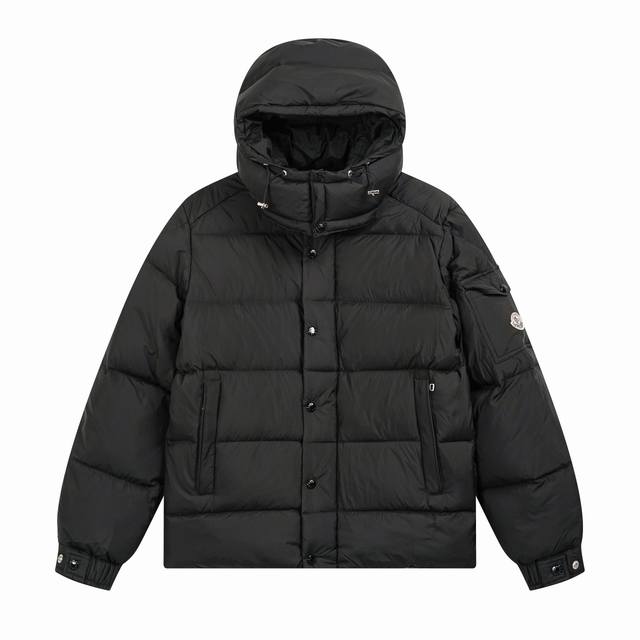 Top-tier version bulk production detail images of the Moncler down jacket. It fe