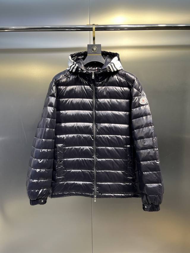 Moncler New Striped Logo Quilted Hooded Down Jacket, Simple and Stylish, Flatter