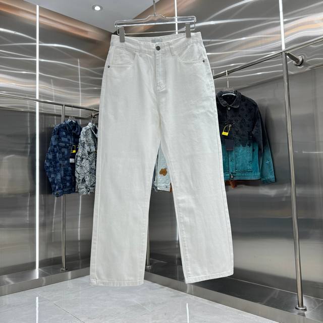 Dior straight-leg jeans with letter print on the back pocket. Available in diffe