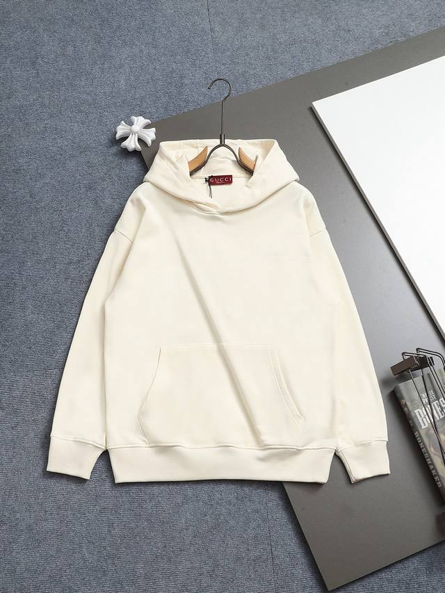 Gucci super classic embroidered solid color logo. The logo has been exquisitely