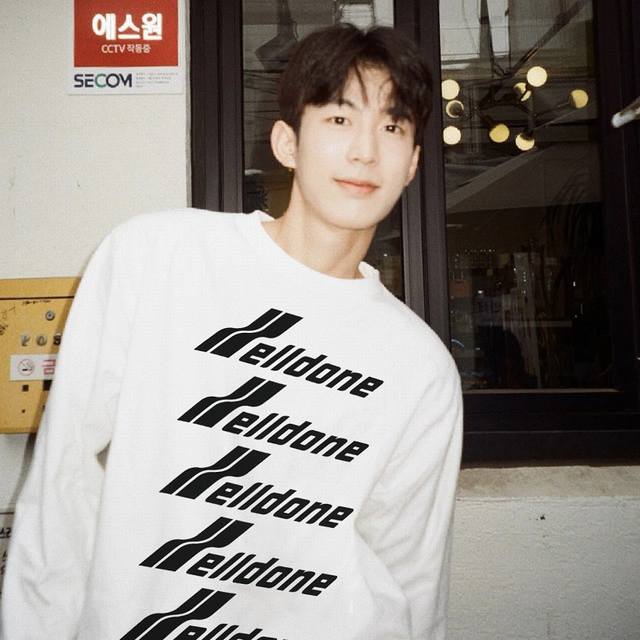 D19# We11Done Classic Data Style Classic Bullet Screen Letter Print Couple Long-