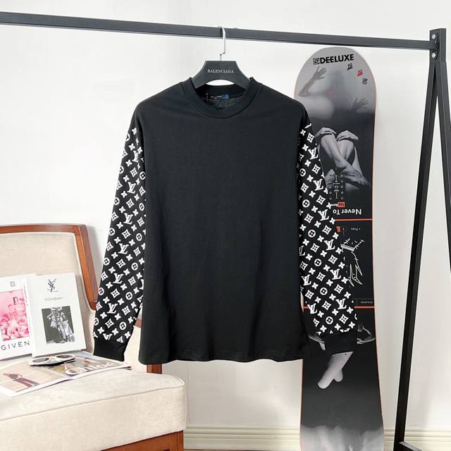 Louis Vuitton Lv Monogram Logo Print Long-Sleeve T-Shirt. This T-shirt features