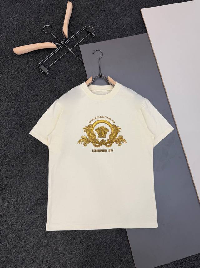 Versace new runway style short-sleeved T-shirt with a unique and classic design,