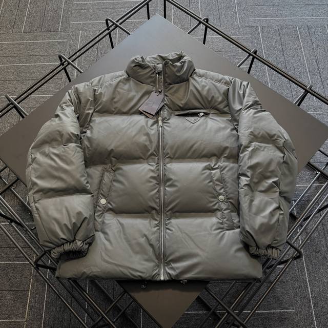Prada Tech Leather Down Jacket (Sealed Version) This jacket uses the latest 25-t