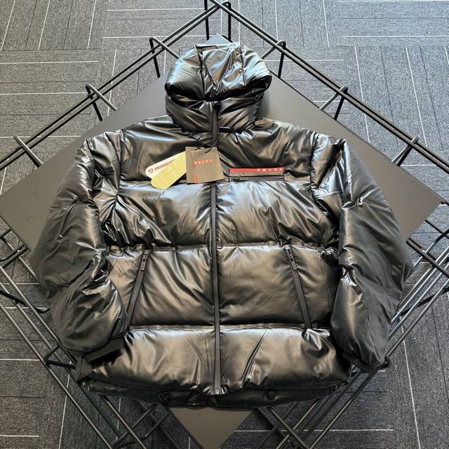 Prada Red Label Capsule Autumn/Winter New Hooded Down Jacket A casual down jacke