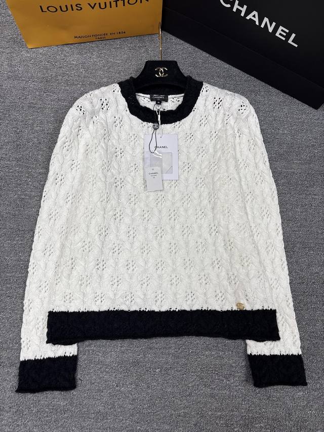 Chane*25B New Knitted Crew Neck Pullover with Black and White Color Blocking Des