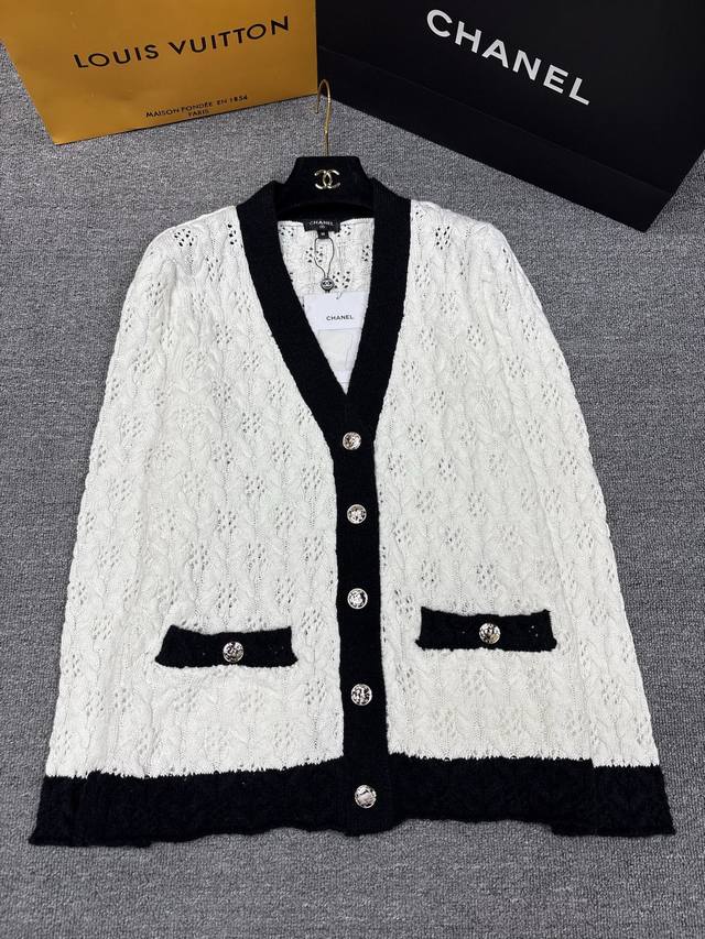 Chane*25B New Knitted V-Neck Cardigan with Black and White Color Block Design, H