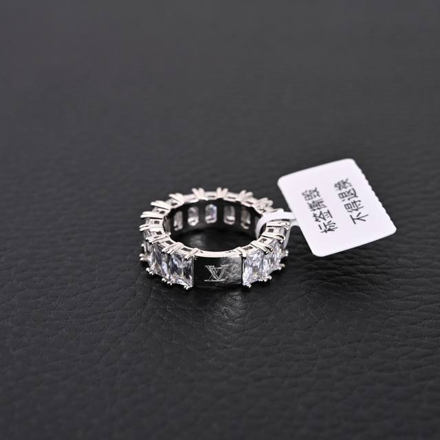 Louis Vuitton LV Reflect Diamond Ring M1267M (Song Yaxuan's style). This classic