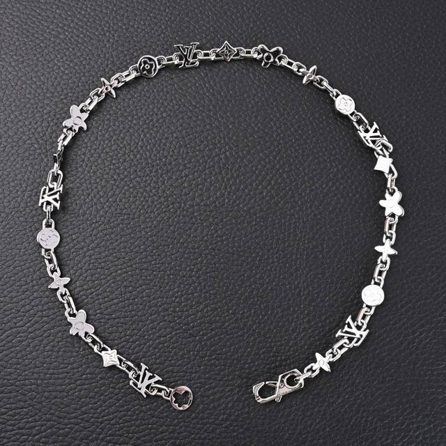 Louis Vuitton LV Monogram Craggy Daisy Necklace (Ddd) From the Louis Vuitton x T