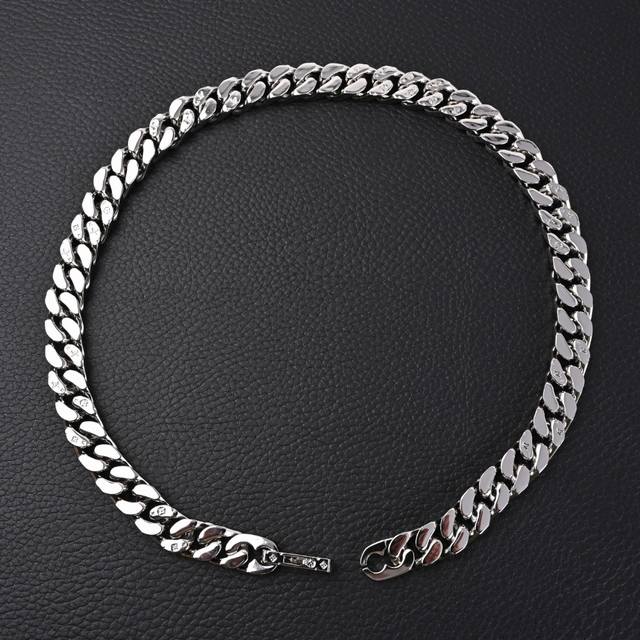 Louis Vuitton LV Chain Links Silver Necklace. This Fall/Winter piece showcases V