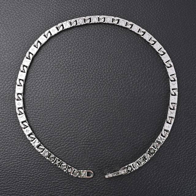 Louis Vuitton LV Monogram Tied Up Silver Cuban Necklace (Ddd) This necklace conn