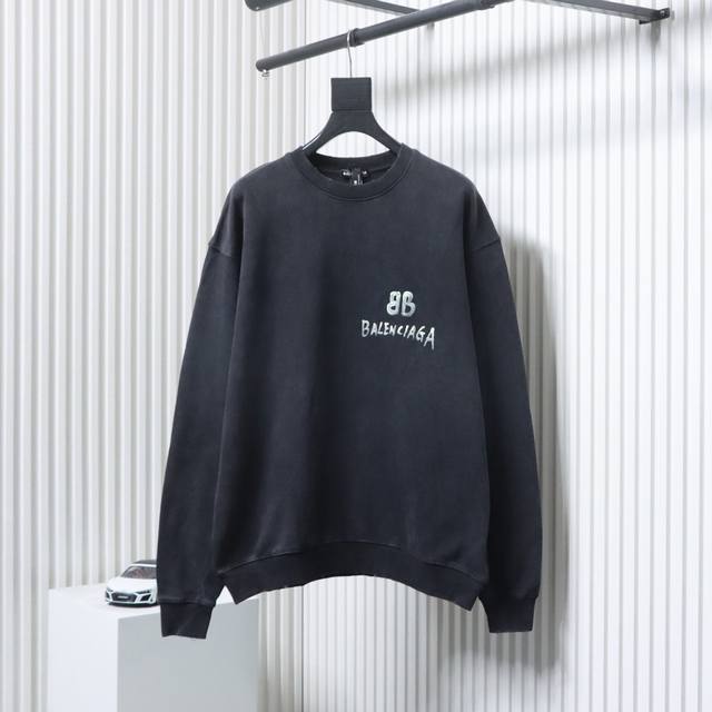 Balenciaga Hand-Painted Glow-in-the-Dark Print Crew Neck Sweatshirt (Ddd) is mad