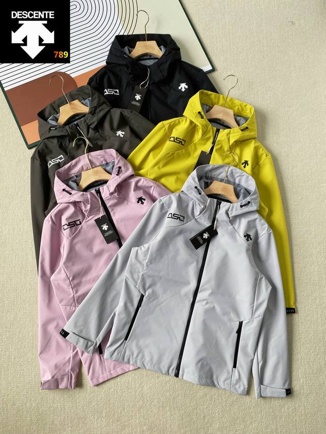 Descente Autumn/Winter New Soft Hooded Jacket. Upgraded fabric with functional n