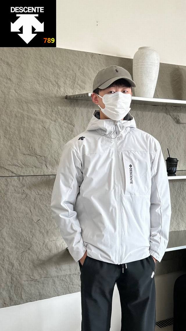 Descente Outdoor Workwear Jacket, Sports and Casual Down Cotton Jacket! This jac