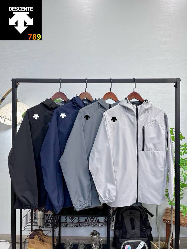 Descente Outdoor Windproof Jacket/Jacket. This Descente hooded, versatile, funct