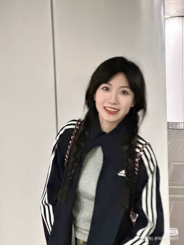 Top-tier replica of the Adidas stand-up collar three-stripe jacket worn by (QQ S