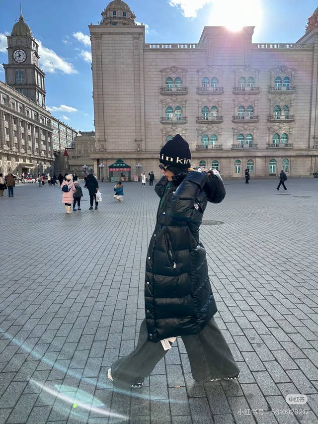 90% Pure White Duck Down Jacket with Boutique Dust Bag. Made of Nylon Laqu