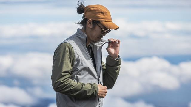 Mountain Way Stand-up Collar Color-blocked Fleece-lined Ultralight Rain Jacket (