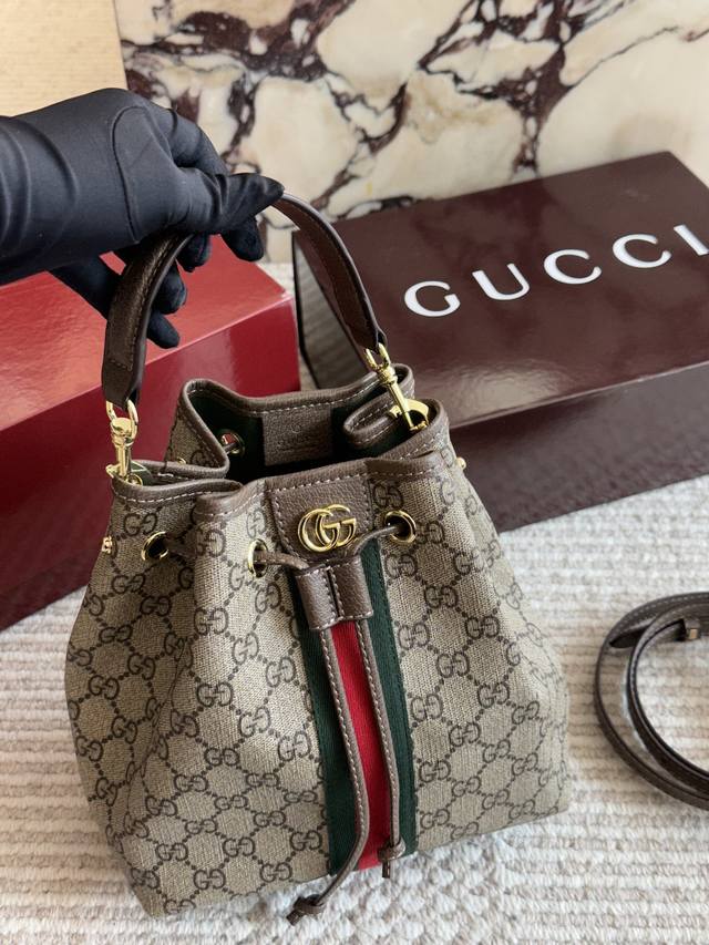Comes with a folding box. Size 21-22cm. Gucci drawstring bucket bag. Unique and